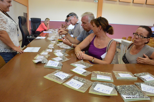 Les 97 lots de bijoux étaient visibles mardi matin, dans la petite salle d'audience du Palais de justice, où doit avoir lieu la vente aux enchères mercredi