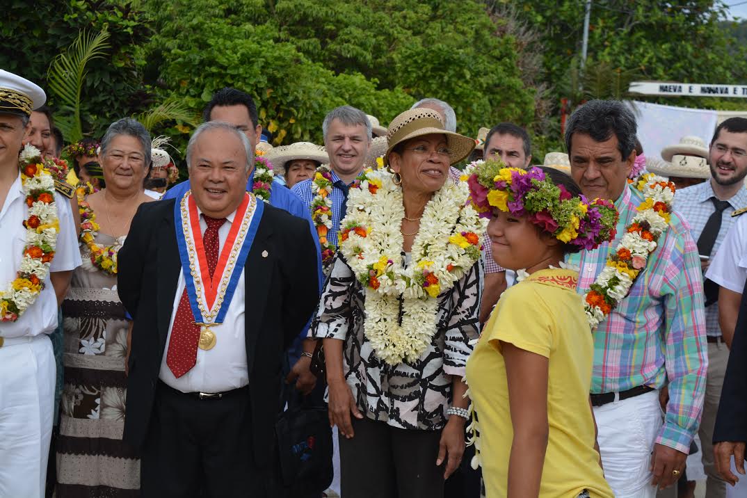 George Pau Langevin à Rurutu encadrée par Frédéric riveta et Edouard Fritch