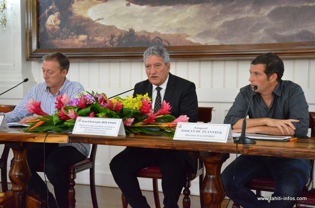 Jean-Christophe Bouissou, ministre de la Relance économique entouré de Nikolaz Fourreau et Gaspard Toscan Du Plantier, le président et le directeur général de la Sofidep