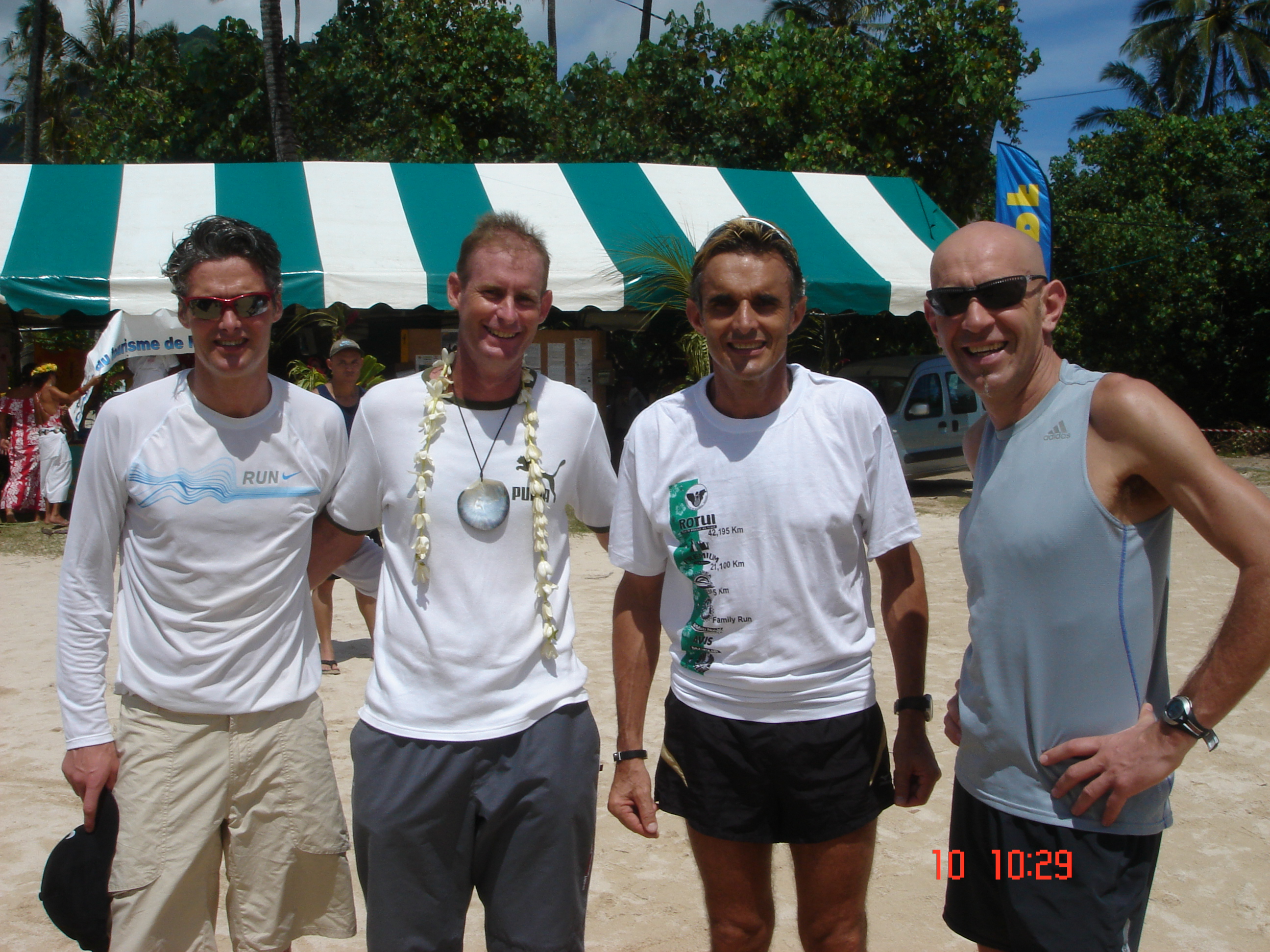 Philippe Mainal et Patrick Candé au milieu des deux meilleurs marathoniens français : Philippe Rémond et Dominique Chauvellier