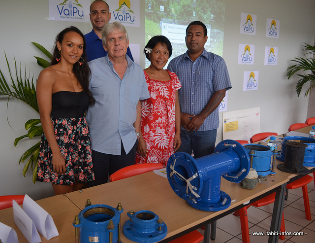 Cindy Leroux, chargée administrative et financière de l'établissement Vaipu avec trois des administrateurs de l'Epic, élus du conseil municipal de Papara : Alain Drouet, Marie Erena et Tamanui Tetuanui. A l'arrière plan, Vairupe Pérez, le directeur de l'établissement Vaipu.