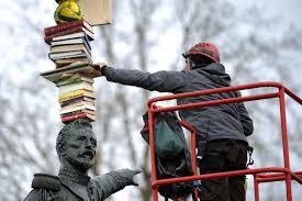 L'artiste Tatzu Nishi perche un inventaire à la Prévert sur la statue d'un général nantais