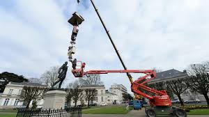 L'artiste Tatzu Nishi perche un inventaire à la Prévert sur la statue d'un général nantais