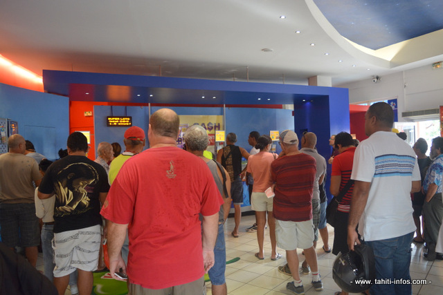 La file d'attente des joueurs patiente calmement ce vendredi matin au Fare Loto dans l'espoir de valider des grilles pour le Super Loto.
