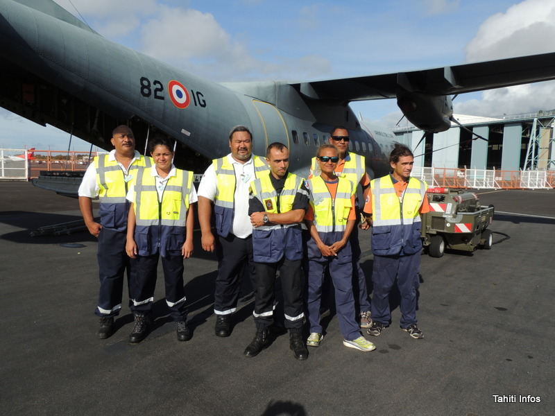 Le commandant Robin entouré de l'équipe de secouristes bénévoles qui s'apprêtent à s'envoler pour Vanuatu