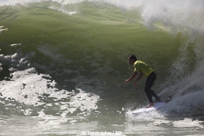 Manoa Drollet réussit à dompter cette vague du bout du monde...