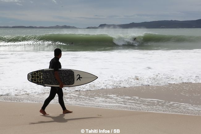 Manoa essaye plusieurs planches avant d'être sauvé par Dean...