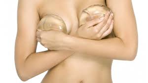 Prothèses mammaires: "Il n'est pas recommandé" aux femmes "de se les faire retirer"