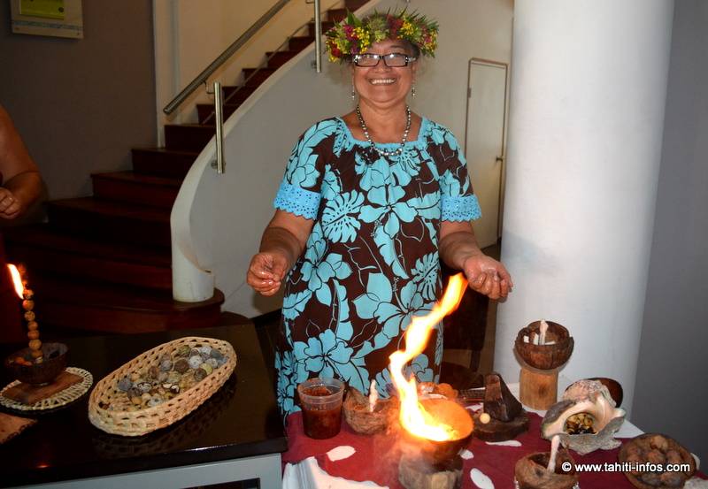 Marie Mariteragi présente sa lampe à l'huile de tamanu