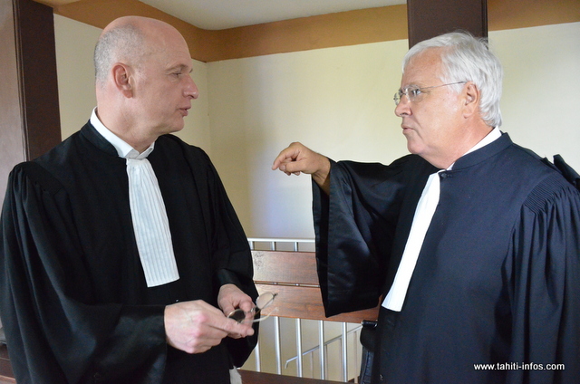 Me François Saint-Pierre et Me Quinquis, mardi matin dans la salle des pas perdus du Palais de justice de Papeete