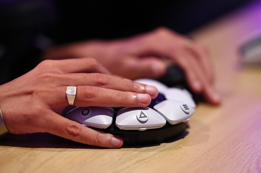 HENRY NICHOLLS / AFP