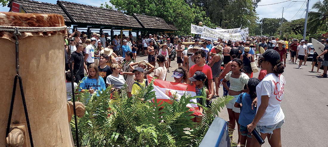 Le projet de tour des juges envisagé pour le JO 2024 rencontre une opposition ferme du côté de Teahupoo. Hier, 400 personnes ont participé à une marche de contestation, sur place.