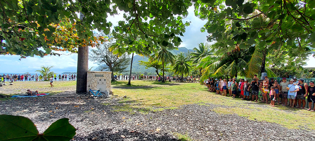 Teahupoo marche contre la tour