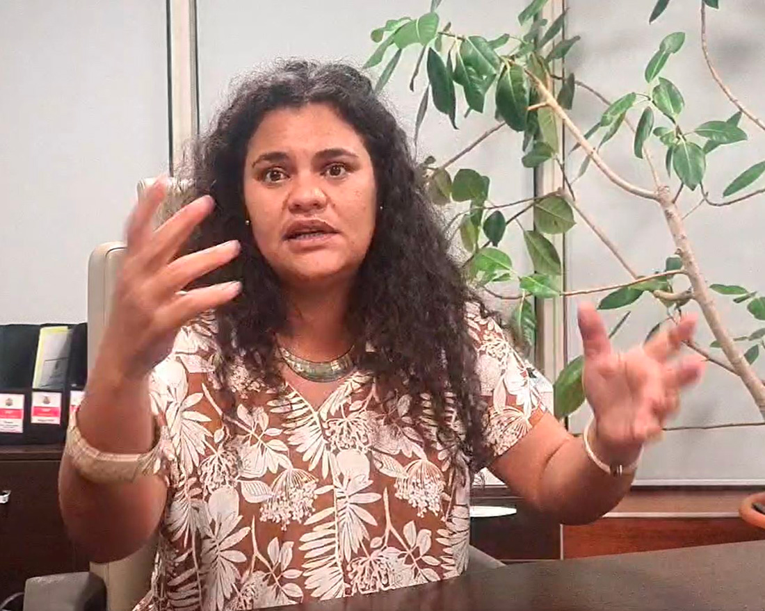 Teahupoo marche contre la tour