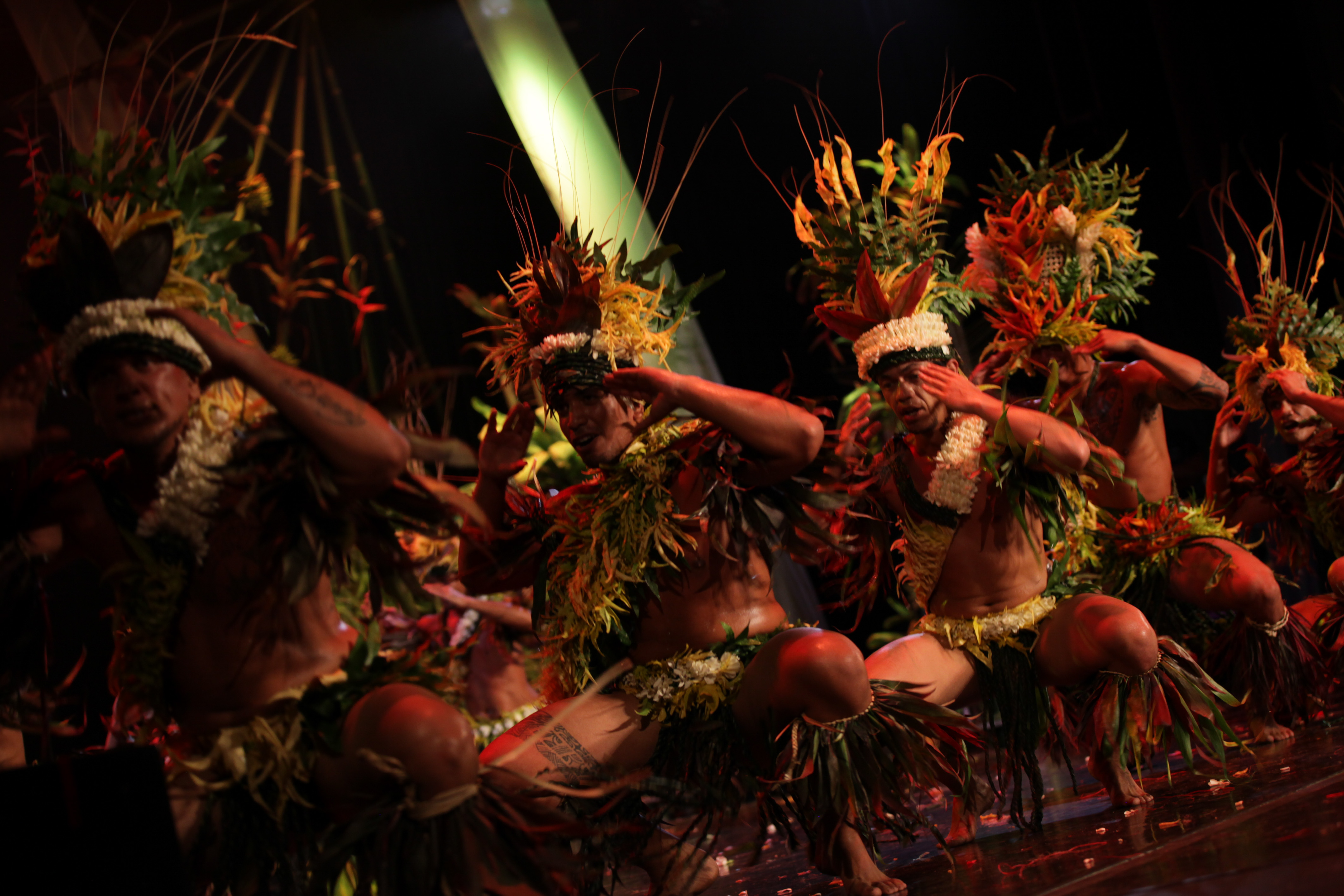 Plus proches des danseurs que lors du Heiva i Tahiti, les spectateurs peuvent davantage apprécier les détails des costumes lors du Hura Tapairu.