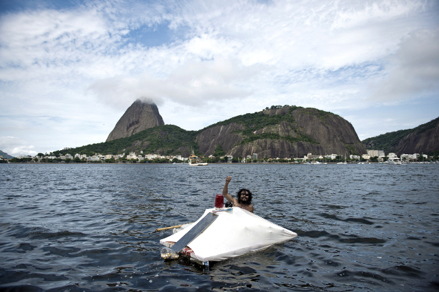 A Rio, un SDF sur son radeau avec une des plus belles vues au monde