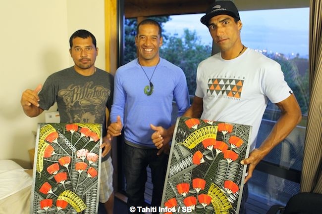 Le Ultimate Waterman 2015 Daniel Kereopa offre une oeuvre maori symbolique aux deux Tahitiens. (& Diaporama final)