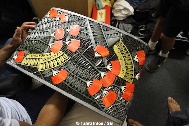 Le Ultimate Waterman 2015 Daniel Kereopa offre une oeuvre maori symbolique aux deux Tahitiens. (& Diaporama final)