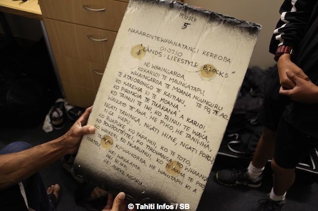 Le Ultimate Waterman 2015 Daniel Kereopa offre une oeuvre maori symbolique aux deux Tahitiens. (& Diaporama final)