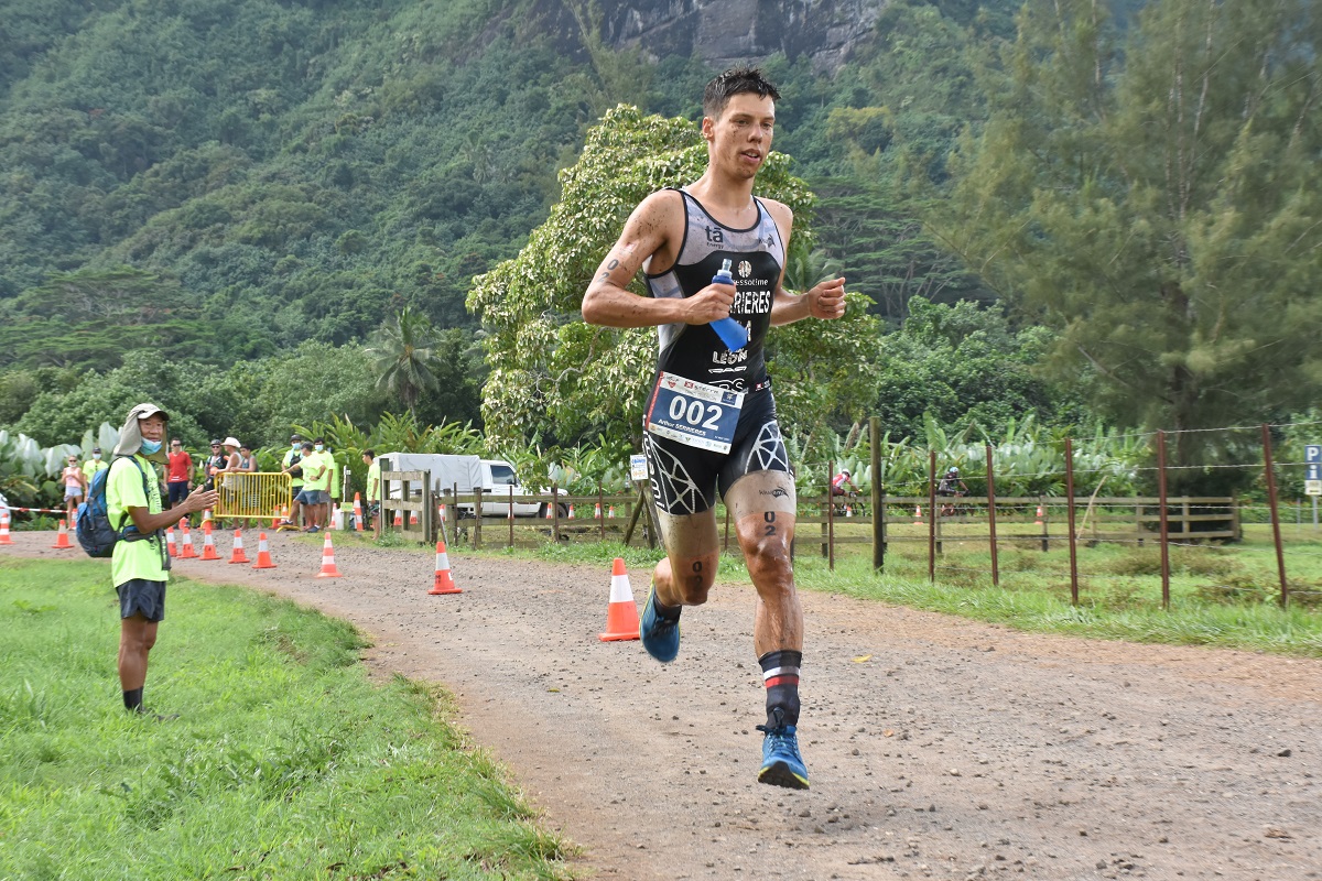 Avant de décrocher ses deux titres de champion du monde en 2022 et 2023, Arthur Serrières avait survolé le Xterra Tahiti en 2021 qu'il avait remporté en 2h43’19’’.