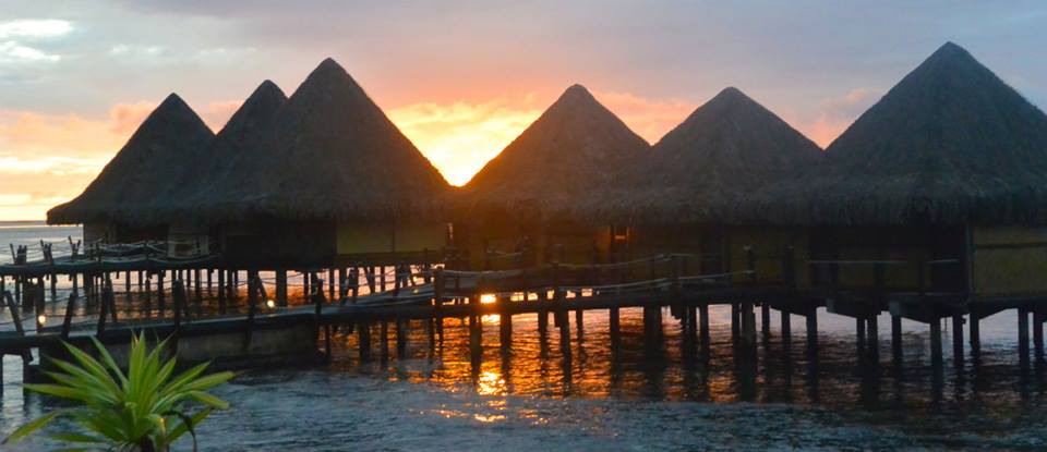 Le soleil se couche sur l'hôtel Hawaiki Nui de Raiatea.