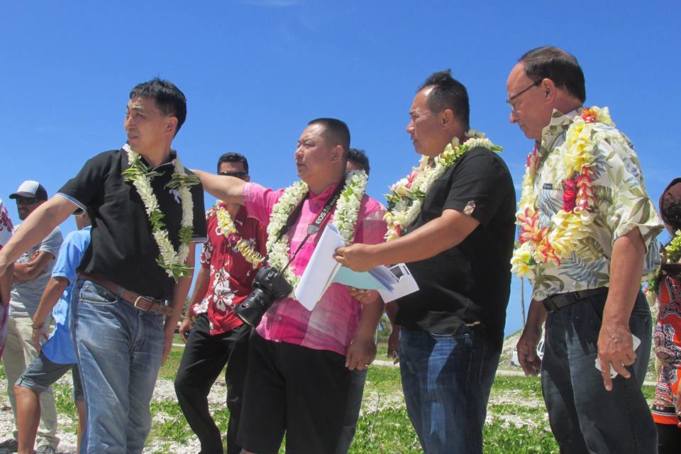 Les investisseurs chinois de Tian Rui International Investment, dont le P-dg Chen Wang au centre, à Hao le 21 septembre dernier.