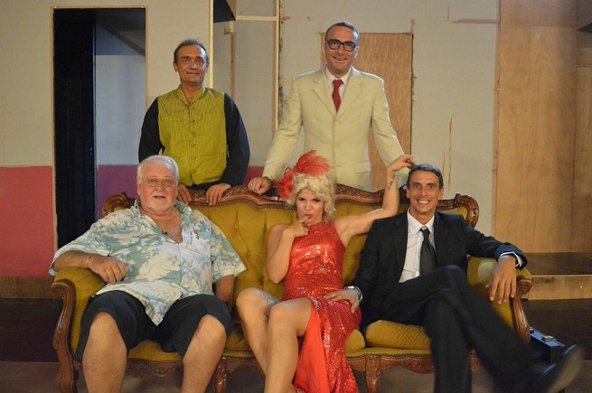 Les cinq comédiens sur un divan.