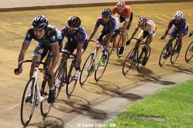 Leader en vélo sur piste également