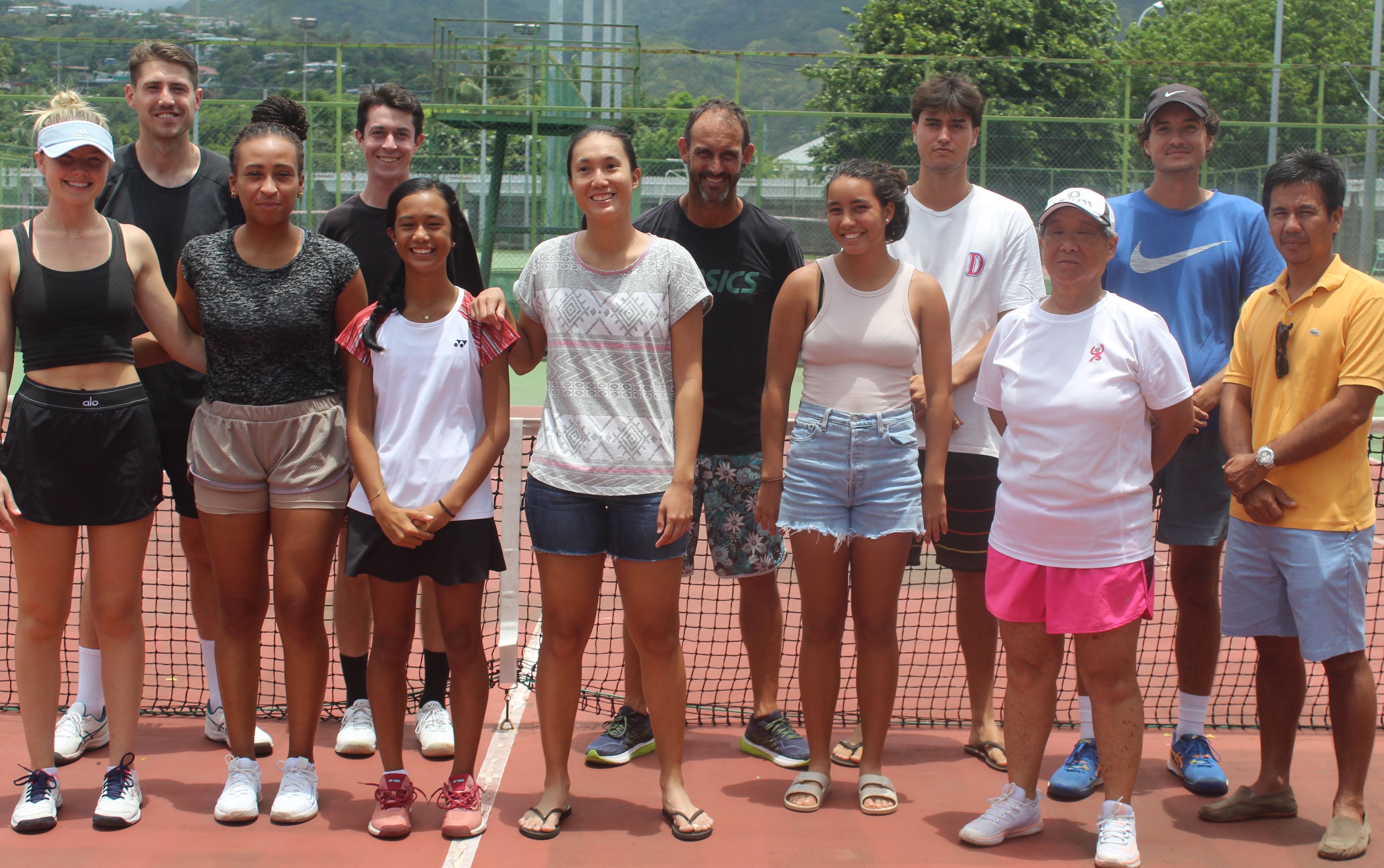 Une partie de la sélection tahitienne a entamé samedi sa préparation finale pour les Jeux du Pacifique contre des sparring partners (à gauche en noir) américains, français et anglais de très bon niveau.