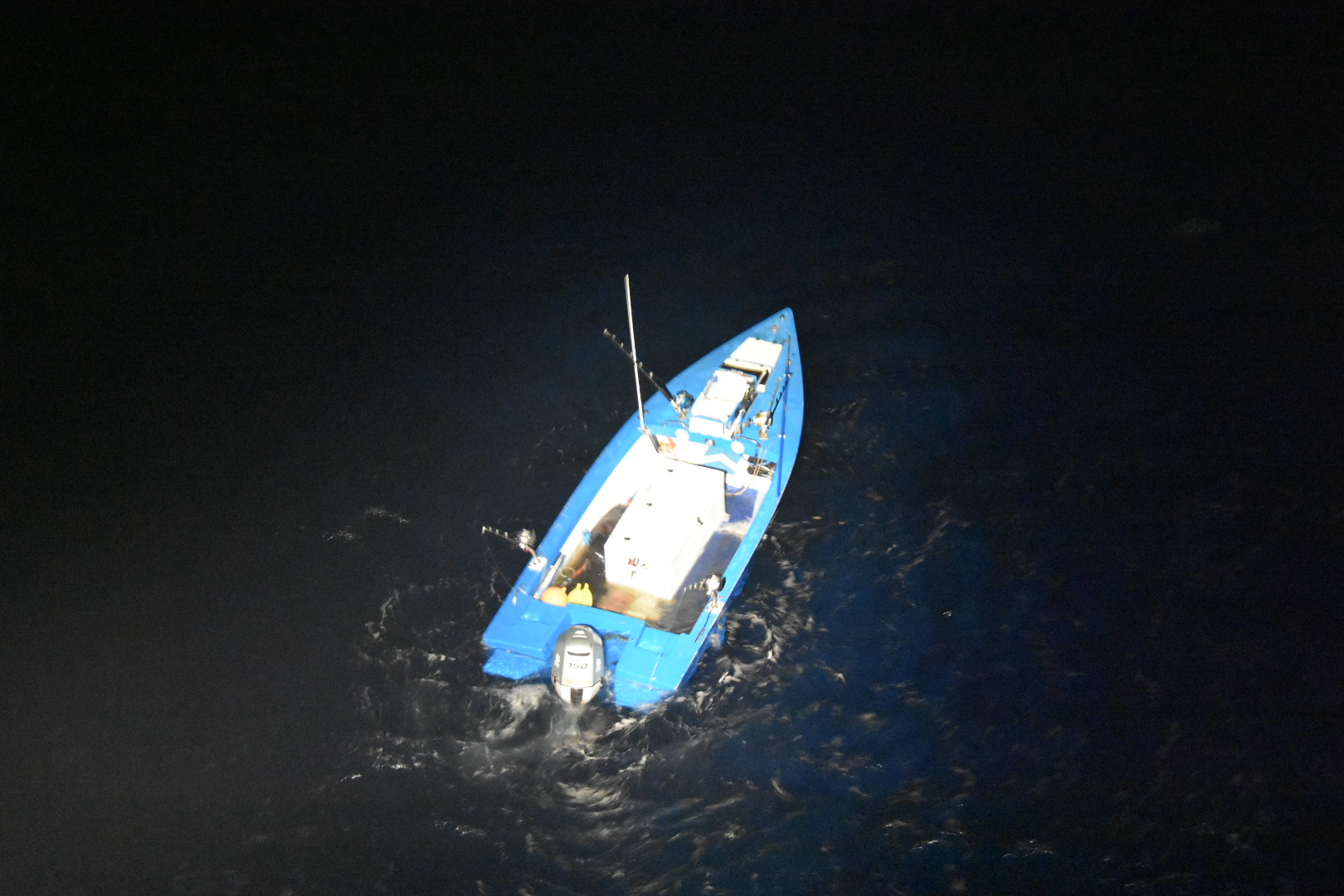 Hélitreuillage de 2 pêcheurs au large de Moorea