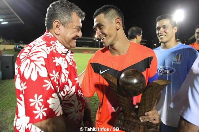 Thierry Ariiotima remet le Trophée des champions à Heimanu Taiarui