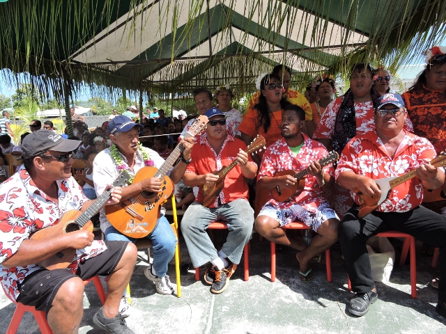 Le 'ukulele fait partie de notre quotidien. Incontournable lors de bringues, il est aussi au rendez-vous lors des grandes fêtes. Ici, les joueurs de ukulele de Manihi avaient accueilli la ministre des Outre-mers en musique en mars dernier.