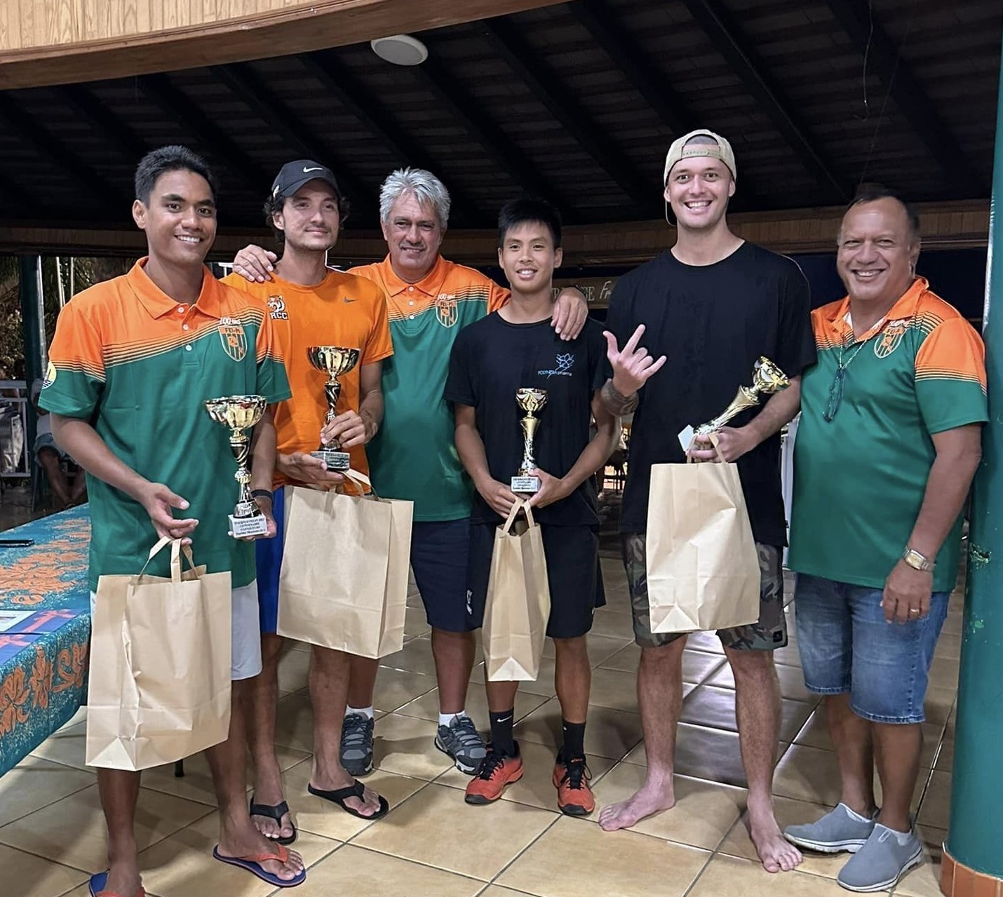 La finale du doubles messieurs 2e série a opposé quatre joueurs qui partiront aux Jeux du Pacifique. Reynald Taaroa et Antoine Voisin (à gauche) ont remporté le titre contre Heimanarii Laisan et Heve Kelley (en noir).