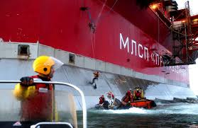 Des militants de Greenpeace sur une plateforme pétrolière du Pacifique