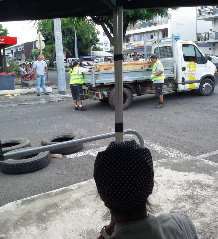 La TSP libère les accès des déchets encombrants (photo grévistes)