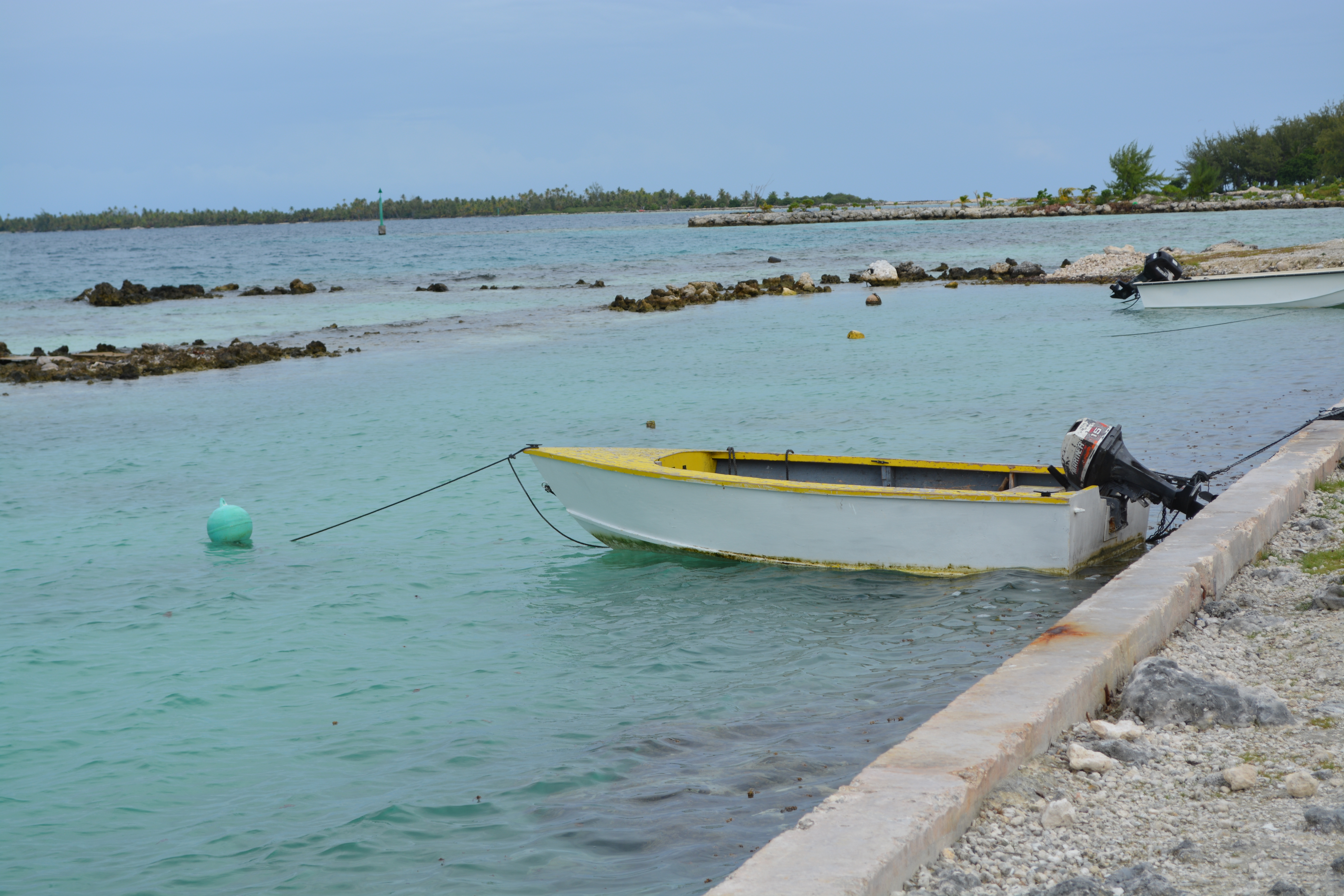 Les atolls polynésiens des Tuamotu, sans aucun relief, sont fortement soumis au risque prévisible de l'élévation du niveau des océans.