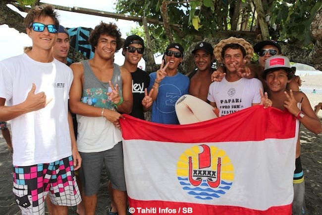 Mateia Hiquily avec les autres excellents surfeurs de sa génération