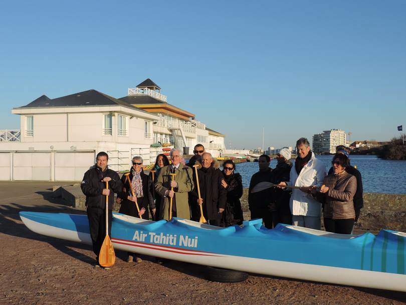 Va’a V6 – La pirogue offerte par ATN est arrivée aux Sables d’Olonne.