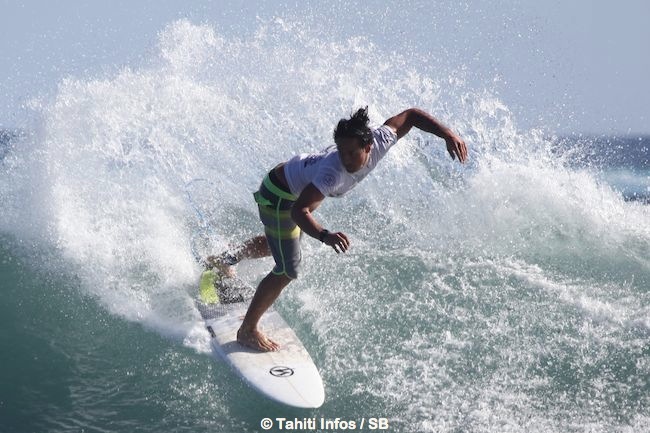 Taumata Puhetini a réaffirmé son statut de leader du surf local open