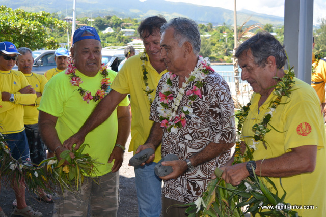 Coupé de ruban pour l'inauguration de la station de secours en mer de Vaitupa à Faa'a en présence du tavana, Oscar Temaru à gauche Albert Tapi, le président de la coopérative de pêche de Faa'a et directeur de l'antenne FEPSM de Vaitupa, avec Stanley Ellacott, le président de la Fédération. A droite d'Oscar Temaru, Alain Come, le vice-président de la FEPSM. La station a été baptisée et dédiée à Tavae Raioaoa, le "miraculé du Pacifique". En 2002, ce pêcheur avait dérivé durant 118 jours (près de quatre mois) le Pacifique avant d'être secouru du côté des Îles Cook.