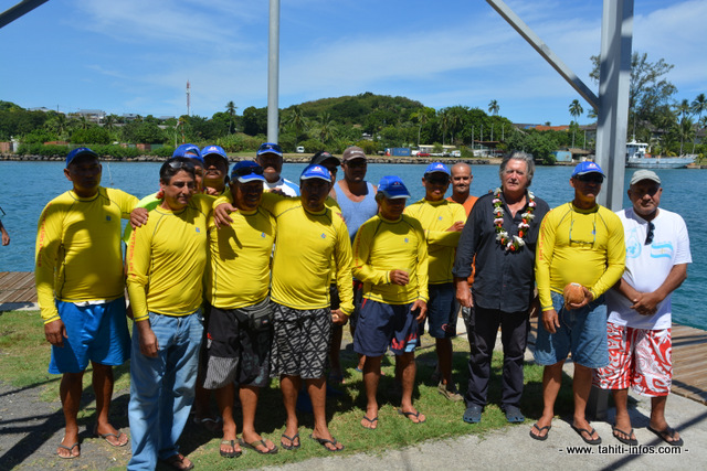 Une partie des sauveteurs en mer de Vaitupa –ils sont 30 au total- avec le navigateur Olivier de Kersauson qui connait parfaitement les traitrises du Pacifique et le sens de la solidarité des gens de mer.