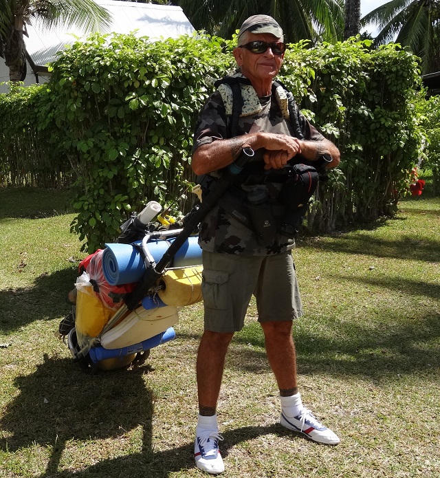 Dans un chariot « tout terrain », Francis Gazeau a glissé tout le nécessaire de survie.