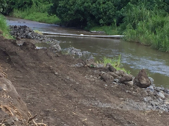Des travaux pour l'aménagement de la rivière Taharu'u ont démarré début février, "sans aucune autorisation affichée" déplore la présidente de l'association de défense de la rivière.