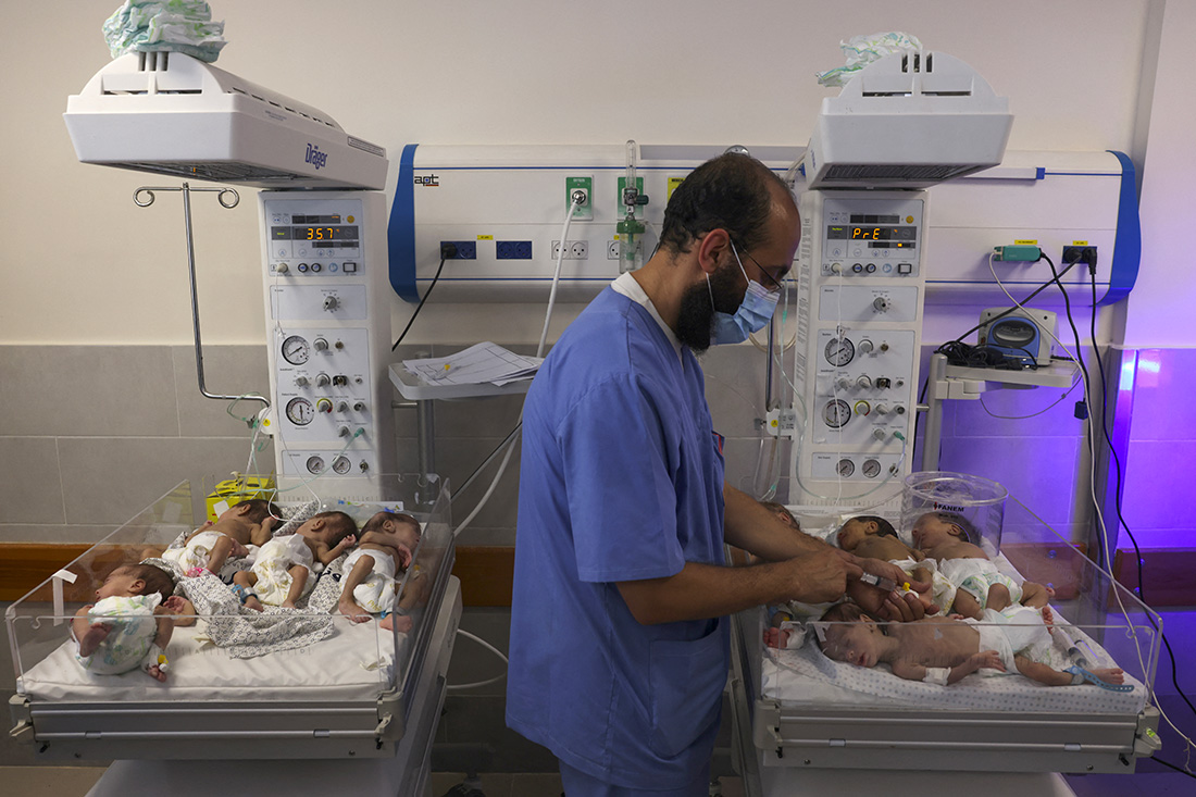 Plus de 30 bébés prématurés ont été évacués dimanche de l'hôpital al-Chifa, le plus grand de la bande de Gaza, pour être transférés vers l'Egypte. Crédit Mohammed ABED / AFP
