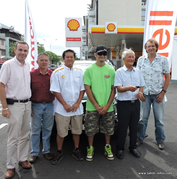 Le staff de Pacific Shell et de Sopadep-Kia entoure l'heureux gagnant