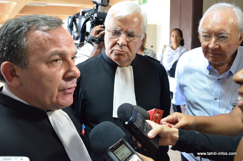 Le ténor du barreau parisien, défenseur d'Hubert Haddad, Francis Szpiner, en compagnie de Me Quinquis et de Gaston Flosse, mercredi matin au palais de justice de Papeete