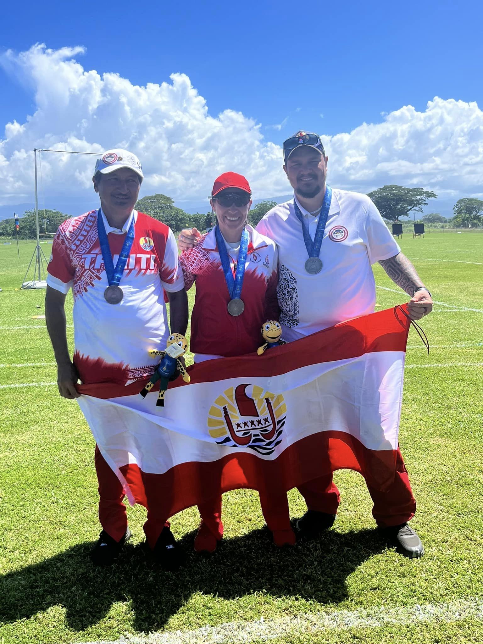 Les archers médaillés avec, de gauche à droite, Teiva Winkelstroeter, Aurore Cottet et Tearii Winkelstroeter. (photo : Fédération tahitienne de tir à l'arc)