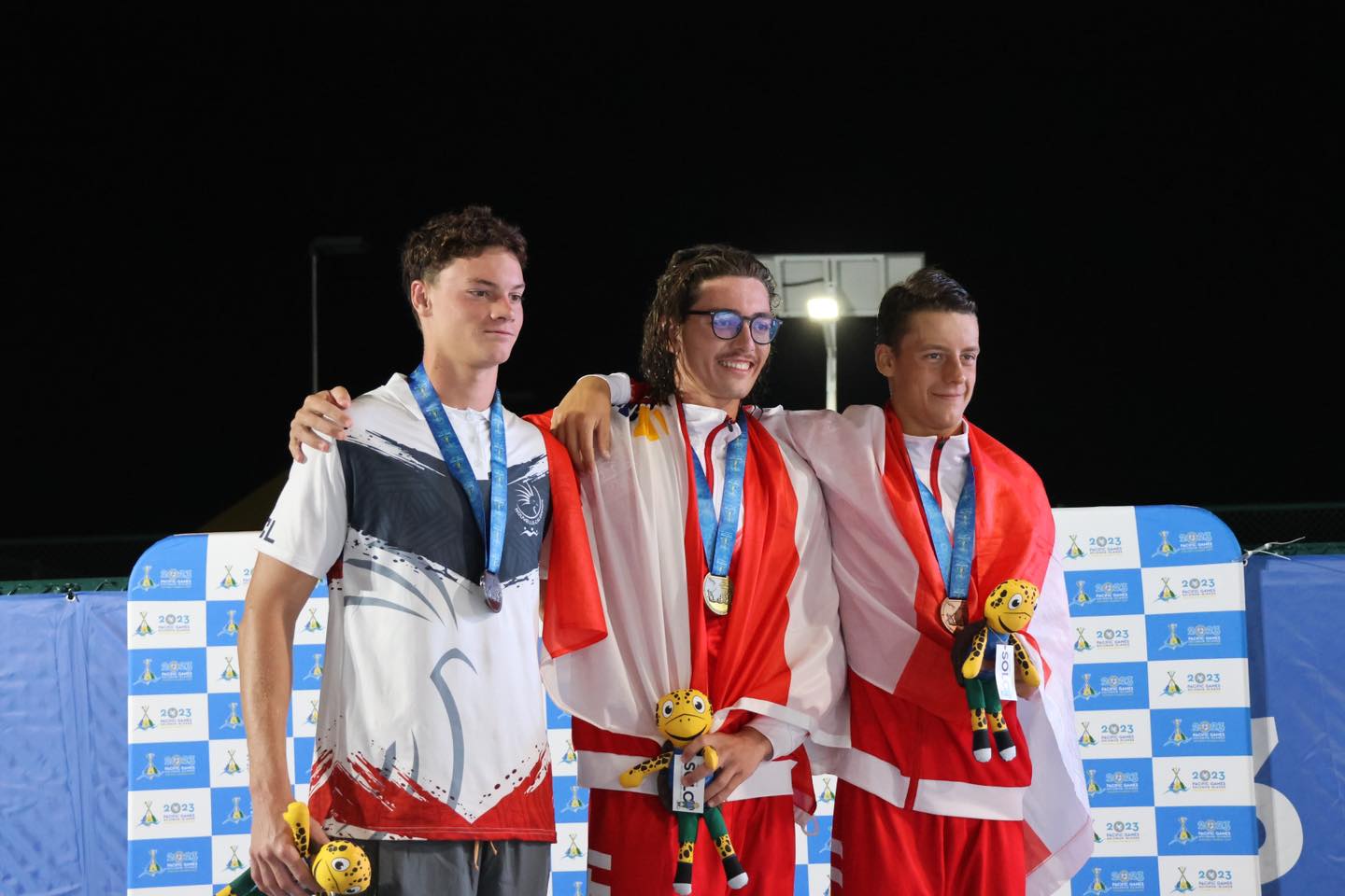 Le podium du 1500 mètres nage libre avec Nael Roux (au centre), médaillé d'or. A ses côtés Enzo Kernivinen qui s'est emparé du bronze. (photo : Fédération tahitienne de natation)