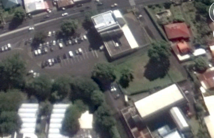 Dans le quartier de Mamao, à quelques minutes du centre de Papeete, s’étend toujours un grand terrain en bordure de la route. De nombreuses maisons s’élèvent tout autour. Mais sur le terrain, il n’y a qu’un amoncellement de pierre, qu’on dit être les restes d’un marae.