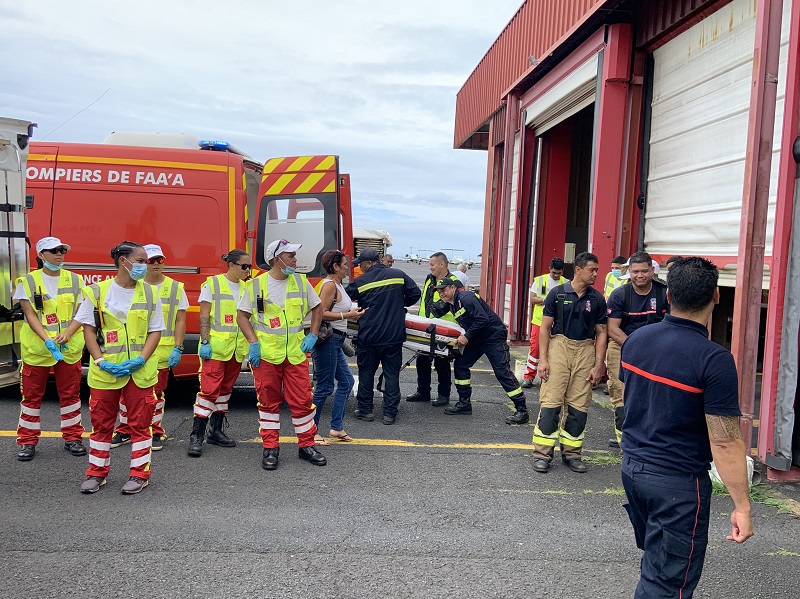 Les pompiers ont évacués les victimes fictives vers les structures médicales. Crédit photo : Thibault Segalard.